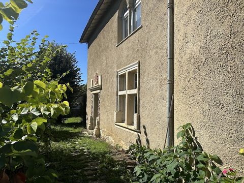 Référence 0609 (Honoraire charge vendeur ) Offrez-vous une demeure pleine de caractère ! Cette maison lumineuse avec sa tourelle unique, allie charme historique et confort moderne. Vous apprécierez son salon avec véranda, ses trois chambres spacieuse...