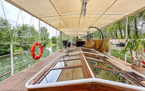 LANGS HET WATER Ontdek een drijvende residentie in het hart van de stad Dole. Gewiegd door het kalme water van de Doubs, biedt dit schip met een bewoonbare oppervlakte van 170 m² en een terras van 100 m² drie mooie slaapkamers en een privé-appartemen...