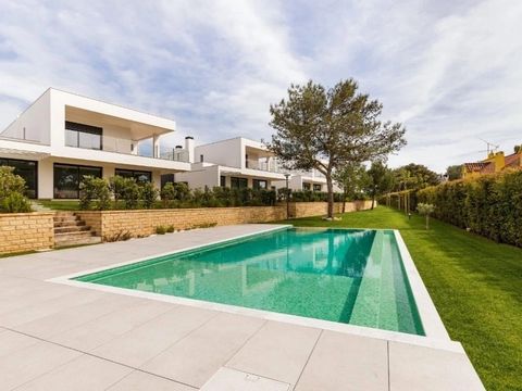 The town of Cascais is defined by the cultural, social and natural atmosphere that positions it as a privileged destination in Portugal. And on its outskirts, known for the condominiums in the region, is born this condominium of 5 houses, in the fina...