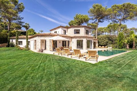 Ideally set in the midst of the most famous private guarded Domain of Mougins, on the edge of a protected regional Park of 560 hectares (1380 acres), only 5 minutes drive to the old village and a prestigious Golf course and 15 minutes to Cannes and t...