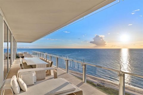 Willkommen in Ihrer Traumresidenz am Meer, einer luxuriösen 7.387 SF großen Oase mit kuratierter Raffinesse und maßgeschneiderter Eleganz. Dieses atemberaubende Haus mit 7 Schlafzimmern wurde von der renommierten Innenarchitektin Delphine Krakoff ent...