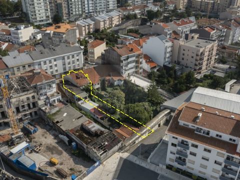 19th century building located on Rua Costa Cabral with an approved PIP for the construction of 9 flats and a total gross floor area of 730m2. The PIP provides for 5 one-bedroom flats, 3 one-bedroom duplex flats and 1 two-bedroom duplex flat. The area...