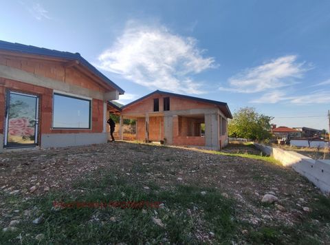 Para obtener más información, llámenos al: ... o 032 586 956 y cite el número de referencia de la propiedad: Plv 85471. Agente responsable: Rumyana Laskova Casa familiar de nueva construcción en la zona de villas del pintoresco pueblo de Cherven. El ...