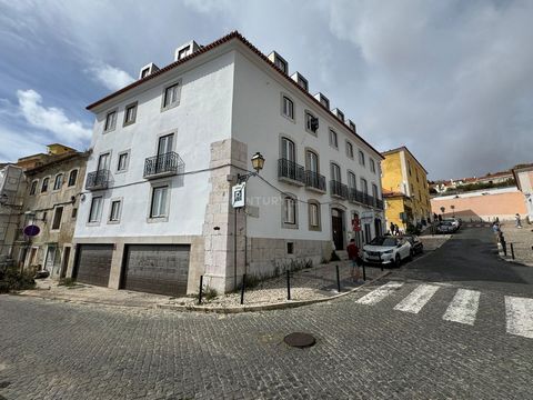 Situado no coração histórico do bairro de Alfama, em Lisboa, encontra este luxuoso e moderno apartamento T2, no segundo piso num prédio com elevador. No interior encontra o conforto total, começamos pela sala ampla e acolhedora com vista para Alfama ...