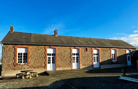 Située dans le village de Châtillon-sur-Colmont (53100), a seulement 13 minutes de Gorron, 18 d'Ernée, 25 de Mayenne et 27 de Lassay cet propriété est parfaitement positionnée! Autrefois une ancienne école, le bien s'étend sur un vaste terrain de 200...