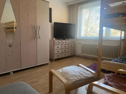 Eine charmante, helle Wohnung mit gemütlichem Schnitt und liebevollen Details. Große Fenster sorgen für viel Tageslicht, und die offene Raumaufteilung schafft eine einladende Atmosphäre. Ideal für Paare oder Singles, die einen Ort zum Wohlfühlen such...