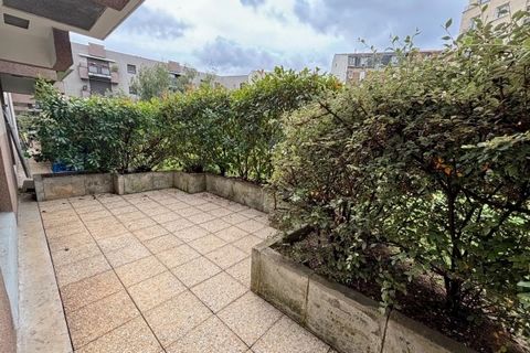 Dans un immeuble récent de standing, appartement de qualité en rez-de-jardin, composé d'une entrée, d'un séjour s'ouvrant sur une terrasse privative sans vis-à-vis d'environ 20 m2, d'une cuisine équipée haut de gamme (Porcelanosa), de 3 chambres, de ...