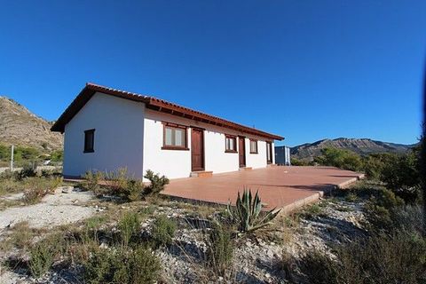 Objektbeschreibung: Diese Landvilla liegt wunderschön an ein Naturschutzgebiet angrenzend bei der Ortschaft Jijona im nahen Inland von Alicante. Die sehr beachtliche Grundstücksgröße beträgt 25000 m2, die bebaute Fläche des Hauses beträgt ebenerdige ...