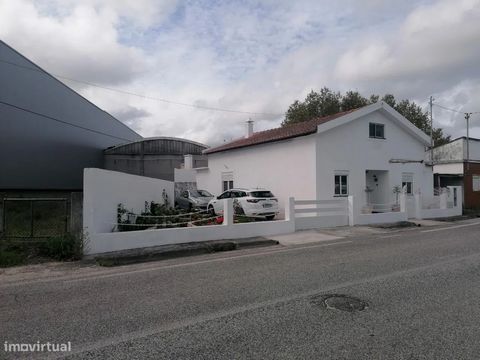 Venez voir cette villa rénovée de 3 chambres, avec un beau jardin, un patio et une cour arrière, située dans le village de Pataias (Pataias Gare). La propriété se compose de 3 chambres, salon avec cheminée, cuisine équipée avec (mixeur, plaque de cui...