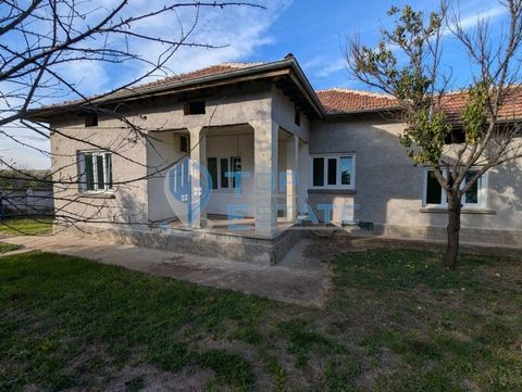 Top Estate Real Estate vous propose une maison de plain-pied après rénovation avec salle de bain intérieure et toilettes et une grande cour dans le village de Strahilovo, région de Veliko Tarnovo. Le village de Strahilovo est situé à 7 km de son cent...