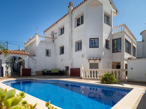 Individuelles Haus in Puig Sec mit privatem Pool und Meerblick, 1300 m vom Strand Riells in La Escala Costa Brava entfernt. Es verfügt über eine bebaute Fläche von 274 m2 und eine Nutzfläche von 178 m2 auf einem 502 m2 großen Grundstück. Im Erdgescho...