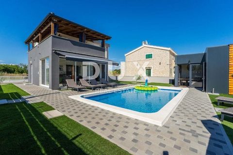 Location: Vukovarsko-srijemska županija, Privlaka, Privlaka. ZADAR, PRIVLAKA - Villa mit Pool 200 Meter vom Meer entfernt Privlaka ist ein kleiner malerischer Ort an der Adriaküste, der durch seine friedliche Atmosphäre und wunderschöne Strände begei...