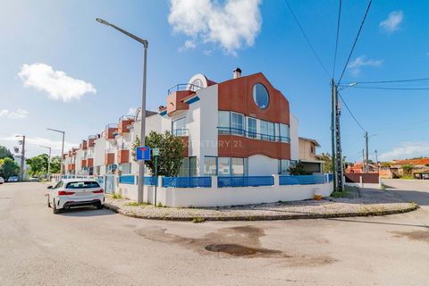 Venez découvrir cette fantastique villa, avec un magnifique ensoleillement et une architecture unique, dotée d'un espace de vie extérieur avec barbecue couvert pour des réunions en famille/amis dans un environnement paisible et dans un emplacement id...