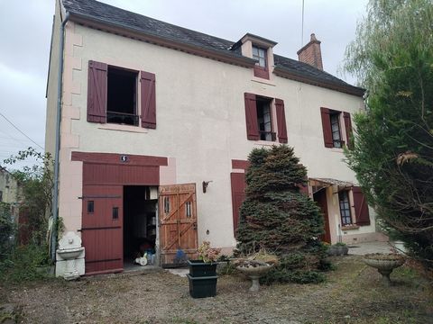 IMMOBILIER NIVERNAIS freut sich, dieses große Haus im Herzen von La Guerche Sur L'Aubois zu präsentieren. 3h40 von Paris, 45 Minuten von Bourges und 2h20 von Clermont-Ferrand entfernt, entdecken Sie diese charmante kleine Stadt mit allen zugänglichen...