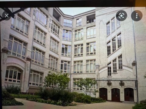 Schönes, geräumiges 25m² Zimmer mit Balkon und Blick auf einen ruhigen Garten. Das Gebäude ist eine alte Zigarettenfabrik, daher haben Sie hohe Decken und große Fenster mit viel Licht. Das Gebäude liegt verkehrsgünstig, nur 2 Gehminuten vom S+U-Bahnh...