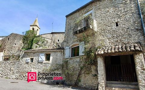 Proche UZES, maison de village sur 2 niveaux, bénéficiant de trois chambres. Cuisine équipée avec espace repas. Séjour/ salon avec cheminée. Salle de bains et douche. 140 m² de surface totale environ -Exposition Ouest - Cour intérieure ... Rendez-vou...