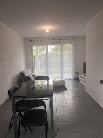 APPARTAMENTO T2. Nel centro di Villeneuve-Tolosane, al piano terra di una residenza protetta, appartamento T2 con una superficie di circa 42 mq con terrazzo di circa 7,6 mq. Si compone di un ingresso con armadi che conduce ad un bagno/WC e ad una cam...