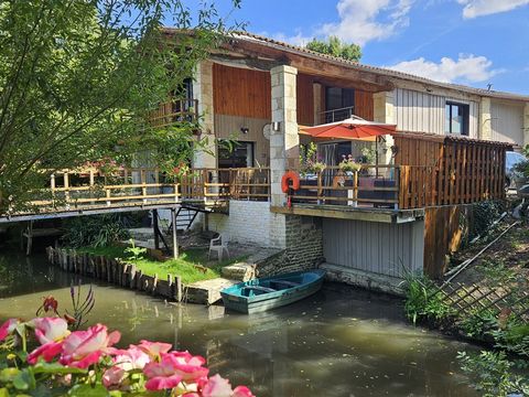 MAGNIFIQUE MARAICHINE RENOVEE AU BORD DE L'EAU Maison en pierre entièrement rénovée comprenant au RDC : entrée sur vaste pièce de vie avec cuisine ouverte aménagée/équipée et son îlot central, salon/séjour en continuité avec larges baies donnant sur ...