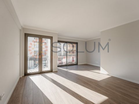 Three bedroom flat with only 4 years, located on the 1st floor with lift, a parking garage and a storage room. Apartment with modern lines, spacious, with two balconies. Living room with plenty of natural light and balcony. Kitchen equipped with comb...