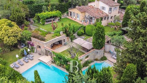 Set at the end of a cul-de-sac in absolute peace and quiet, with lovely unobstructed views, this magnificent, charming property combines stone and modern comforts and was completely renovated 15 years ago. Set in 2200 sq.m of enclosed grounds offerin...