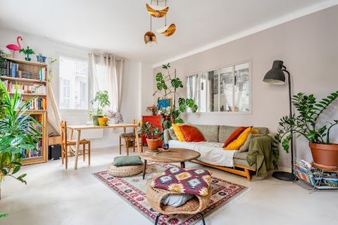 Découvrez cet élégant appartement meublé, entièrement rénové avec des matériaux de qualité, situé au premier étage d'un immeuble de caractère, rue Monte Cristo. Actuellement loué en bail meublé d'un an (1 195 EUR/mois, charges comprises), cet apparte...