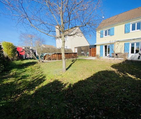 A VENDRE COMMELLE VERNAY MAISON 96 M2 3 CHAMBRES JARDIN ET PISCINE 42120 Cette maison dans un quartier calme et résidentiel vous séduira par sa situation entre ville et campagne. Commelle – Vernay, ville de 3100 habitants aux portes de Roanne, avec t...