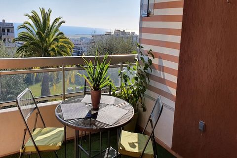 An apartment located in a residential area of ​​Nice, close to the beach is perfect for a couple or a small family on vacation. It has a large room with a well-equipped American kitchen to prepare a tasty meal. A beautiful bedroom with a quiet balcon...