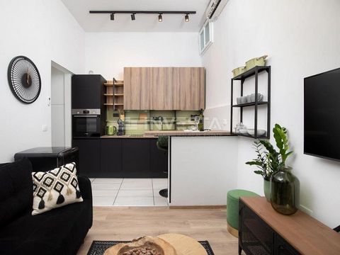 À vendre : Appartement Rénové de 32 m², 2ème Étage dans un Bâtiment Austro-Hongrois Cet appartement magnifique et entièrement rénové est situé au cœur de Pula, idéal pour vivre ou comme investissement pour la location. Cet appartement de 32 m² se tro...