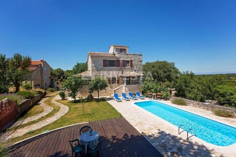 In de omgeving van Poreč, in een klein Istrisch dorpje, ligt dit authentieke stenen huis dat charme en karakter uitstraalt van de traditionele Istrische architectuur. De stenen muren, houten balken en rustieke details creëren een authentieke indruk. ...