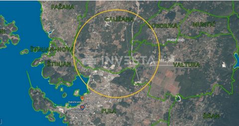 Perceel te koop in Pula, naast de geasfalteerde weg (bedrijfszone), met een oppervlakte van 35.000 m². Het terrein is bestemd voor industriële en productie doeleinden. Er is de mogelijkheid om een deel van het terrein aan te schaffen. Infrastructuur ...