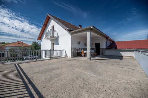 www.biliskov.com ID: 14643 Petrinja, Stjepan Radić Straße Ein Familienanwesen, bestehend aus einem freistehenden Haus mit einer Grundfläche von 205 m², erbaut im Jahr 1970, auf einem Grundstück von 838 m², einschließlich Nebengebäuden, Garage und Gar...