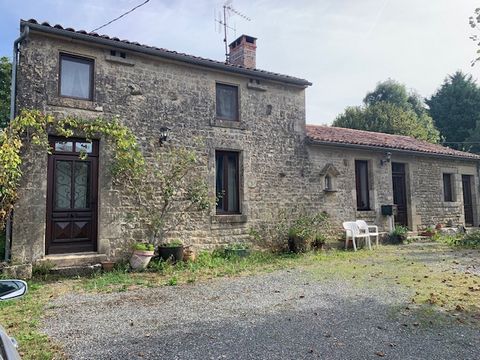 Vendée, (85240) Foussais Payre, à vendre maison de pierre environ 175m² comprenant 8 pièces habitable, sur un terrain d'environ 1 500m², 175 743 euros frais agence charge acquéreurs soit 169 000 euros net vendeurs Située au coeur de la campagne, Roma...