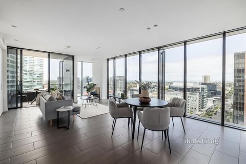 Hoog op de 18e verdieping van de veelgeprezen Elm-ontwikkeling, herdefinieert dit gedurfde appartement met twee slaapkamers en twee badkamers binnenstedelijke uitmuntendheid met een prachtig uitzicht over de stad en een sfeer die ronduit magnetisch i...