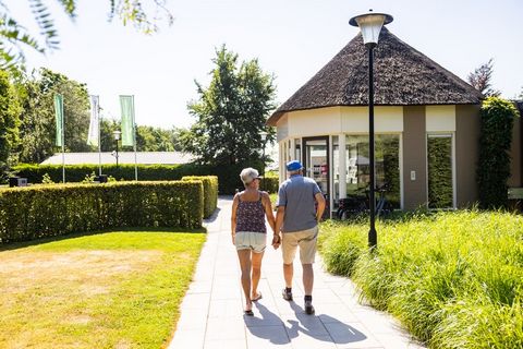 Dieses moderne Chalet liegt zentral im Park. Sie wurden mit großer Sorgfalt eingerichtet, so dass der Wohnkomfort hoch ist und Sie sich sofort wie zu Hause fühlen werden. Vor allem die Höhe und die großen Fensterflächen verstärken das Raumgefühl und ...