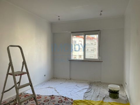 Diese 73 m² große Wohnung, die ursprünglich T2 war und jetzt in T3 umgewandelt wurde, ist die perfekte Gelegenheit für alle, die mehr Platz suchen, ohne auf städtischen Komfort zu verzichten. Mit einer Suite und zwei Schlafzimmern wurde das Anwesen u...