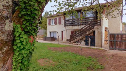 Maison de ville, à quelques pas du centre de Souillac et de toutes ses commodités. Habitation confortable et rénovée récemment avec beaucoup de goût La maison est composée de deux niveaux: un rez-de chaussée et un rez-de-jardin. Utilisable de plain p...