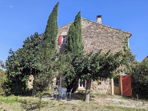 A proximité immédiate du centre ville et des commodités, venez découvrir ce beau Mas d'environ 320m2 hab., sans aucun vis à vis avec dépendances sur un terrain partiellement clos et arboré de 2080m2. Il se compose d'un vaste et lumineux salon-séjour,...