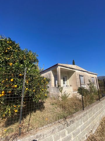 Casa elevada en planta baja con exuberante jardín en venta en el tranquilo pueblo de Messinia, Andania. Este pueblo se encuentra a 30 minutos en coche de las hermosas playas de Mesenia y tiene fácil acceso a Kalamata y al aeropuerto. La casa consta d...