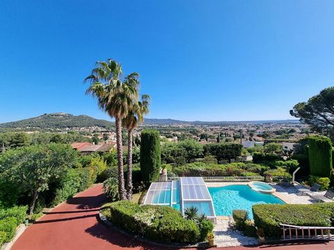 Cette séduisante propriété, parfaitement entretenue, s'accède par une allée privée aménagée dans un ravissant jardin avec terrain de pétanque et piscine couverte chauffée avec nage à contre-courant, jacuzzi intégré ainsi que sa douche solaire. Nichée...