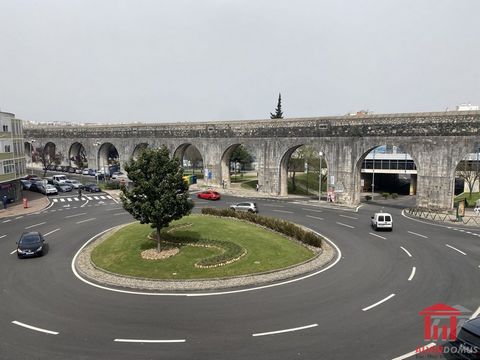 Appartement in Praça das Águas, als nieuw in Damaia de Cima, openbare tuin aan de achterkant, ingevoegd in een gebouw met schildering op alle gevels in 2019 achterzijde en in 2023 voorzijde. Dak ook herzien in 2023 Uitgeruste keuken, met machines, ge...