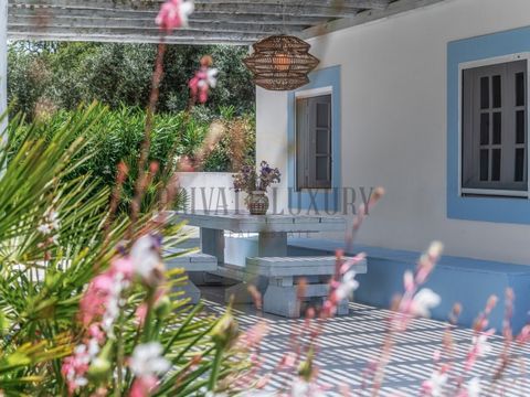 Discover the perfect getaway in the heart of Melides! Surrounded by almost 5 hectares of pure tranquillity, this 178m² Alentejo farm, with the possibility of expansion up to 500m², is one of the last private corners of the region - a true treasure fo...