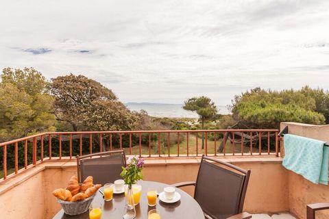 Au milieu d'un parc de 3 hectares et à quelques mètres de la mer, avec accès direct à la plage de sable privée. Les studios et appartements sont pour la plupart disposés autour de la piscine. Le village pittoresque de Giens avec commerces et restaura...