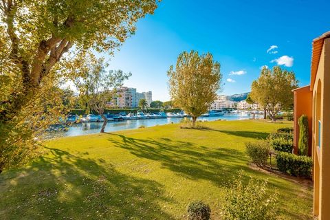 Dom wakacyjny zaledwie 800 metrów od plaży na półwyspie nad rzeką Siagne. Do dyspozycji gości jest nawet prywatny pomost, dzięki czemu do obiektu można dostać się również od strony wody. Małe budynki z kolorowymi okiennicami są zbudowane w stylu śród...