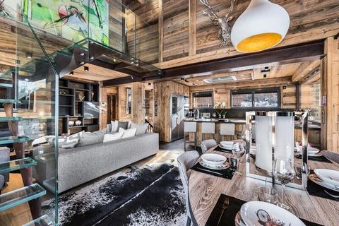 Chalet Chic et Rock'n'Roll de 325m² dans le centre de Megève. Espace détente et bien-être comprenant piscine et jacuzzi extérieur, salle de cinéma et salle de gym. Décoration moderne pour 5 chambres avec salle de bain attenantes. Art moderne et conte...