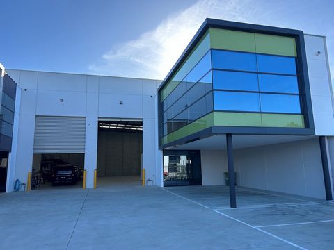 Компания Cameron and Colliers рада предложить на продажу или в аренду 6A Bass Court, Keysborough. Расположенный в престижном районе Key Estate, этот первоклассный промышленный объект имеет стратегическое расположение в обширном промышленном районе Ки...