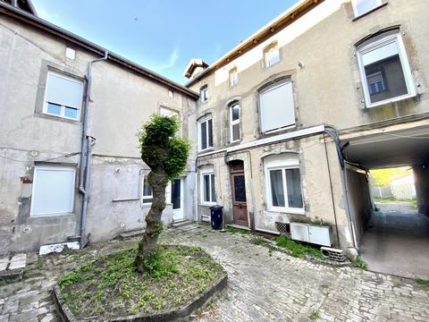 EXCLUSIVITE ImmoVerdeaux. Opportunité rare ! Vaste ensemble immobilier, divisé en 3 bâtiments principaux, se composant de 11 logements au total, multiples dépendances, garages et terrain constructible, le tout situé en plein centre à proximité des co...