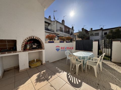 EH14 - Empuriabrava; Flamicell sector. Explore this captivating 66 square meter townhouse, where each space has been meticulously designed to provide you with exceptional comfort and style!When you set foot inside, you will be greeted by a ground flo...