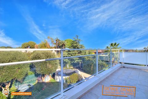 Affascinante casa a tre piani situata in una zona tranquilla e ricercata di Antibes. Al piano terra si trovano un ampio e luminoso soggiorno con cucina a vista, una camera da letto con spogliatoio e bagno con doccia, un WC separato, un ripostiglio e ...