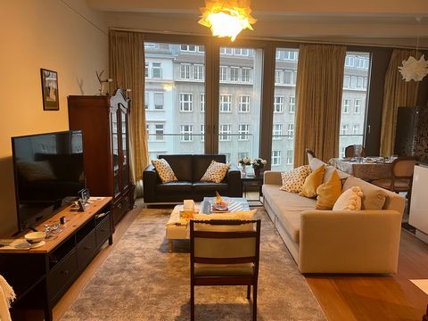 Großzügiges, voll ausgestattetes Wohnzimmer mit 3 Sofas, Couchtisch, 3 Sesseln, 55-Zoll-Flat-TV, Elektrokamin, Gläserschrank und Holzkommode sowie Große Holzbücherregal. Voll ausgestattetes Schlafzimmer mit Doppelbett, Kleiderschrank, Kommode, Spiege...