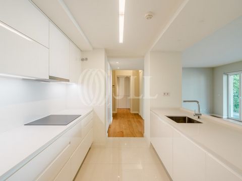 1-bedroom apartment with 109 sqm of gross private area, with parking for one car, terrace, garden, and storage room, located on Rua do Salitre, near Avenida da Liberdade, in Lisbon. The apartment consists of one suite, a 38 sqm living room with direc...